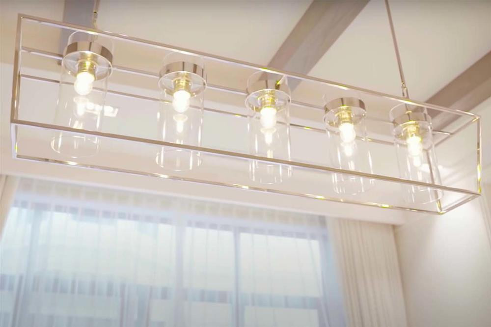 Khu bàn ăn rộng rãi được chế tác từ gỗ tự nhiên.