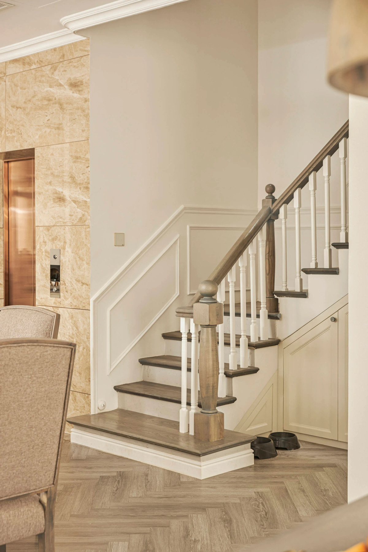 Trong biệt thự có cả thang máy và thang bộ.