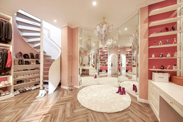 Phòng trang điểm lớn, màu hồng trẻ trung là nơi yêu thích của Hương Giang