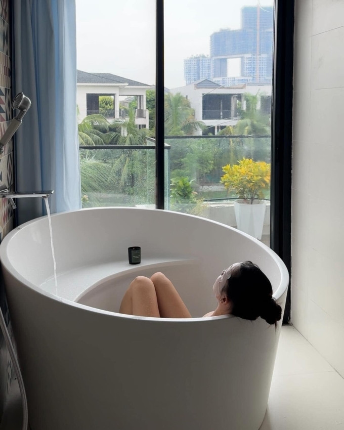 Góc thư giãn ngay trong biệt thự của vợ chồng Đặng Văn Lâm. Ảnh: FBNV