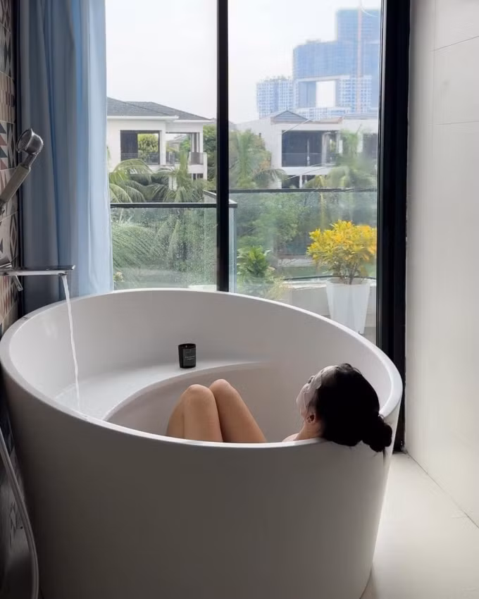 Góc thư giãn ngay trong biệt thự của vợ chồng Đặng Văn Lâm. Ảnh: FBNV