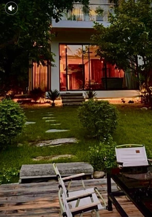 Thời gian qua, thủ môn Đặng Văn Lâm và bà xã Bùi Thị Yến Xuân đã chuyển về sống tại căn biệt thự đảo ở Ecopark, Hưng Yên. Yến Xuân tiết lộ với bạn bè trên Facebook rằng vợ chồng cô dự định sống ở miền Bắc trong vài năm tới. Ảnh: FBNV