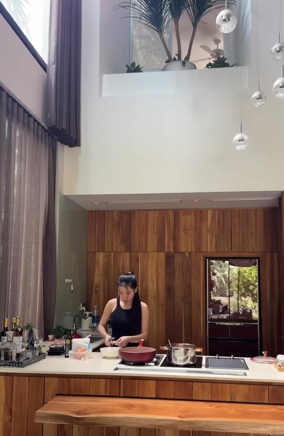 Khu bếp rộng rãi và tiện nghi là nơi Yến Xuân trổ tài nấu nướng. Ảnh: FBNV