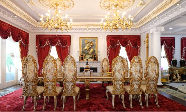 Bộ bàn ăn nổi bật với các chi tiết trang trí mạ vàng, hoa văn uốn lượn tinh xảo.