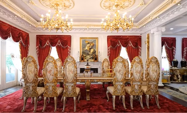 Bộ bàn ăn nổi bật với các chi tiết trang trí mạ vàng, hoa văn uốn lượn tinh xảo.