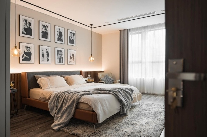 Phòng ngủ rộng 23,5 m2 thiết kế hiện đại gam màu trắng - nâu – xám. Ảnh: Vietnamnet