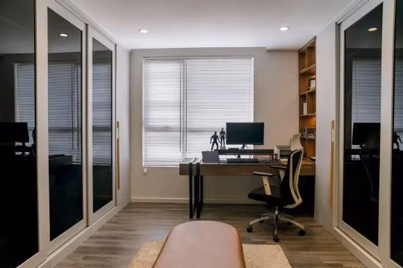 Phòng làm việc kèm thay đồ kết hợp tinh tế theo gam màu trầm, có cửa sổ lớn lấy ánh sáng. Ảnh: FBNV