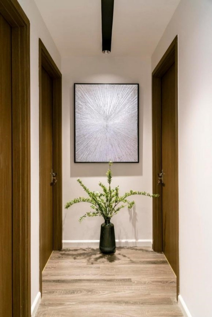 Lối đi giữa các phòng được tô điểm bằng một bình hoa tươi. Ảnh: Vietnamnet