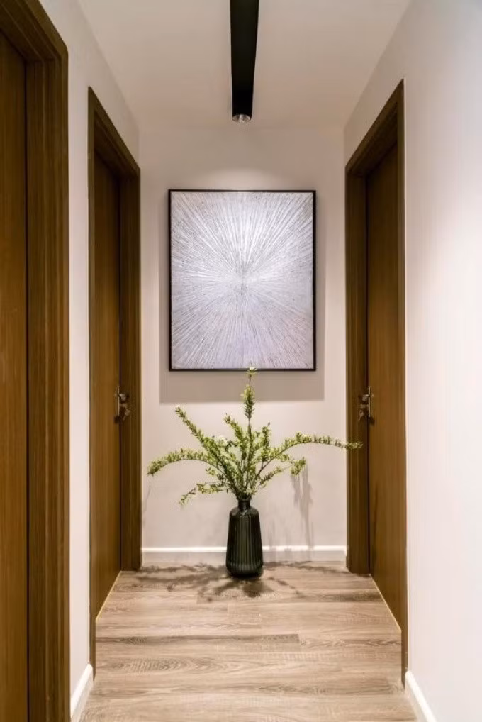 Lối đi giữa các phòng được tô điểm bằng một bình hoa tươi. Ảnh: Vietnamnet