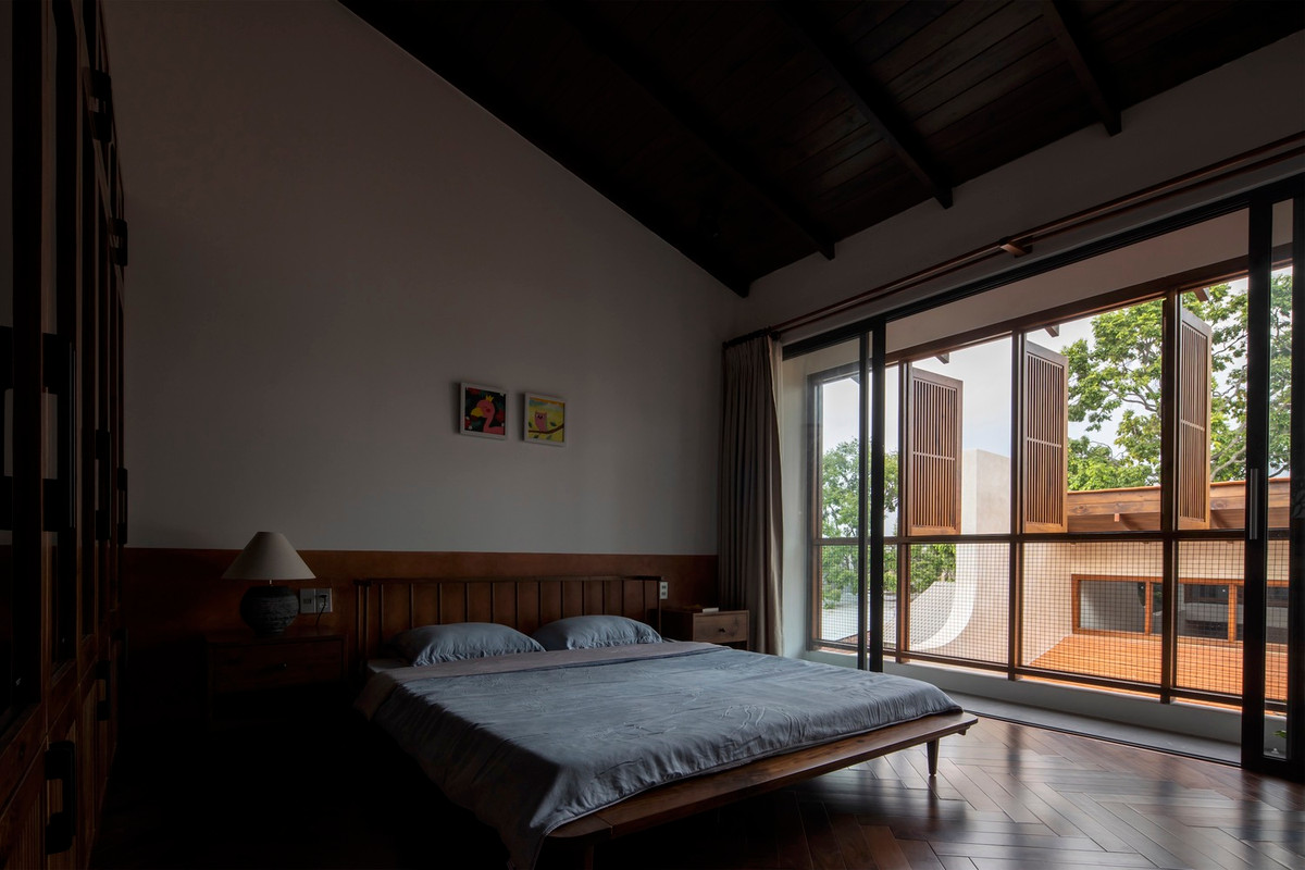 Phòng thờ, phòng học và các phòng ngủ khác ở tầng 1 và tầng 2 được bố trí từ ngoài vào trong.