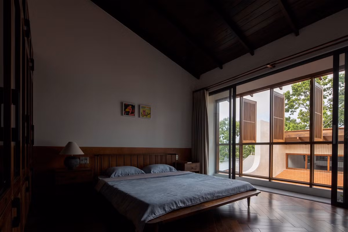 Phòng thờ, phòng học và các phòng ngủ khác ở tầng 1 và tầng 2 được bố trí từ ngoài vào trong.