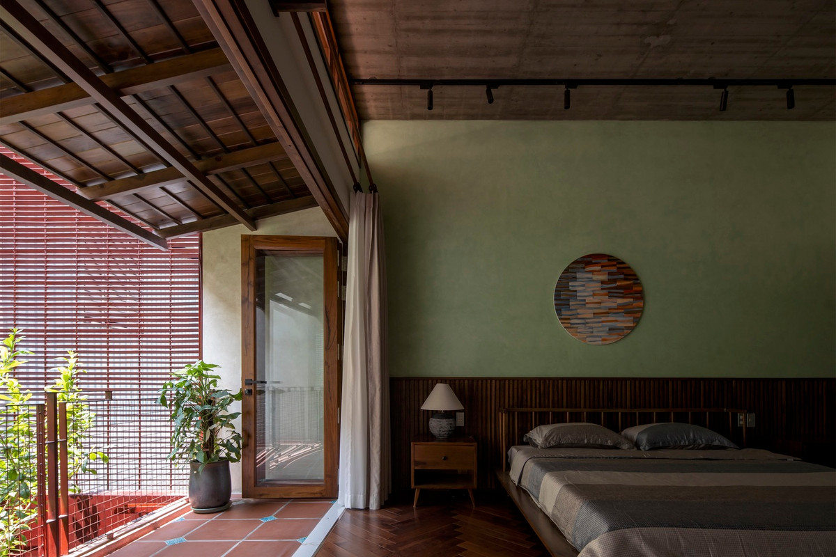 Mái hiên nhỏ vừa che mưa, vừa tránh nắng đồng thời là góc nghỉ ngoài trời. Nguồn ảnh: Hoàng Lê