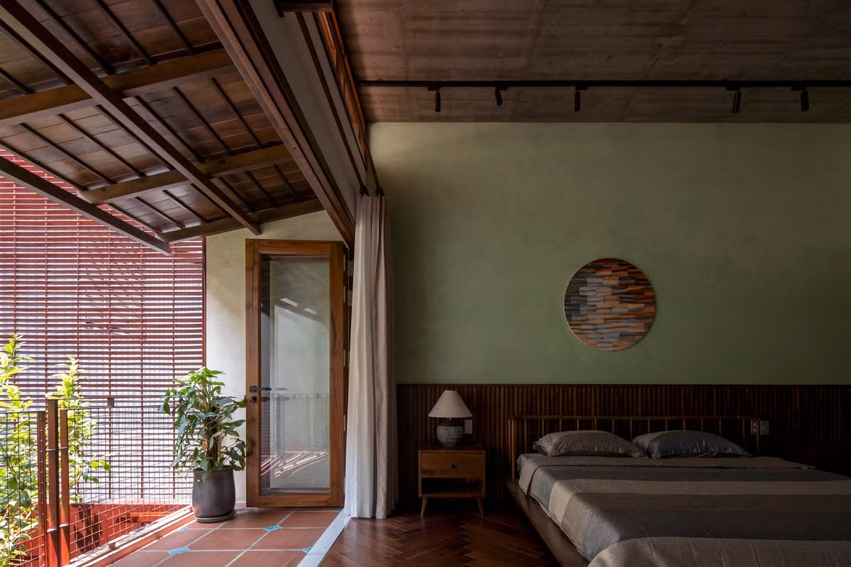 Mái hiên nhỏ vừa che mưa, vừa tránh nắng đồng thời là góc nghỉ ngoài trời. Nguồn ảnh: Hoàng Lê