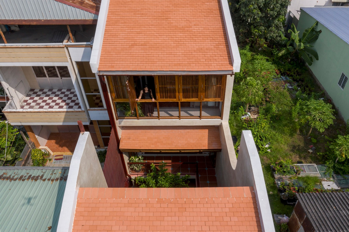 Sự phát triển nhanh chóng của đô thị ngày nay khiến các thế hệ sau dần quên đi nguồn gốc của mình. Trẻ em sinh ra và lớn lên trong môi trường vật chất, xa lạ với những nét văn hoá truyền thống. Và ngôi nhà được xây dựng dựa trên những trăn trở đó.