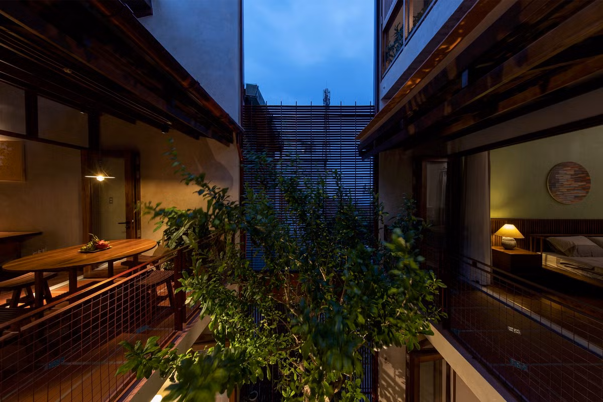 Mỗi không gian được thiết kế mang đậm phong cách của từng thế hệ. Bốn khối nhà liên kết với nhau bằng những khu vườn nhỏ và mái hiên.