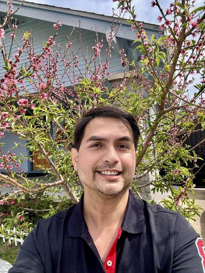 Cạnh hiên nhà là 2 cây đào đang đơm hoa rực rỡ. Trong đó có cả đào bông và đào trái.