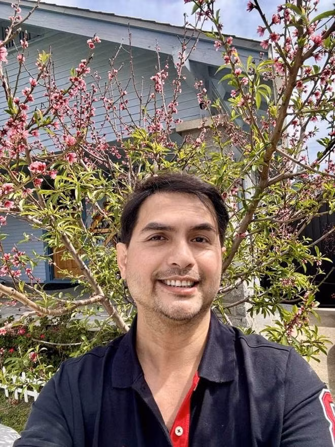 Cạnh hiên nhà là 2 cây đào đang đơm hoa rực rỡ. Trong đó có cả đào bông và đào trái.