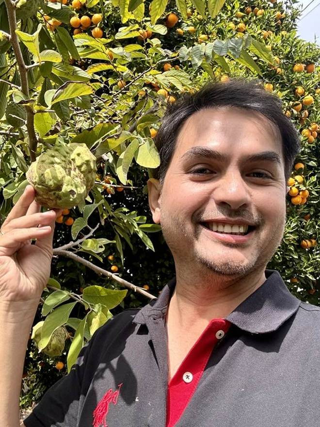 Trong nhà có khu vườn với nhiều hoa khoe sắc cùng trái cây Việt Nam trĩu quả.