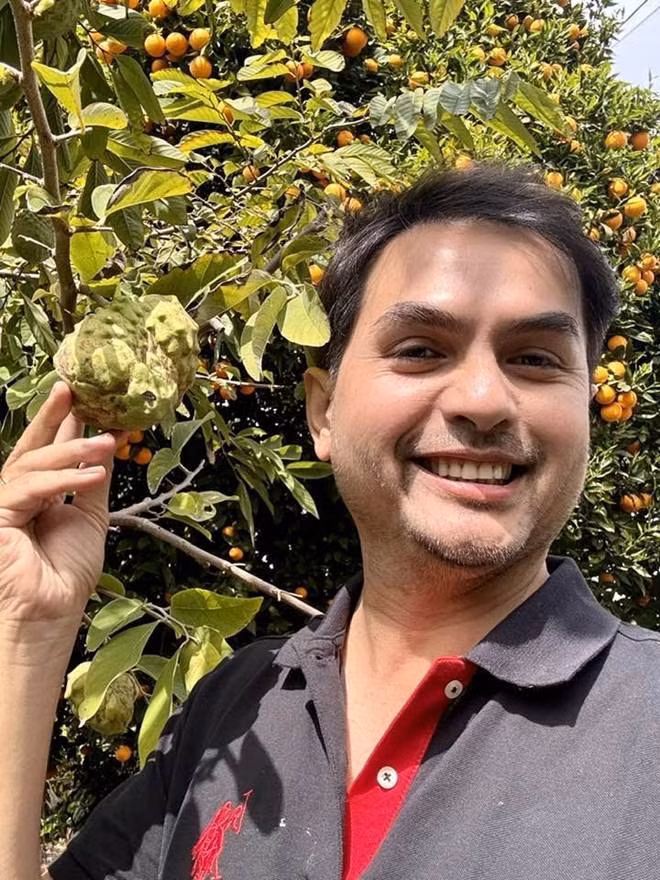 Trong nhà có khu vườn với nhiều hoa khoe sắc cùng trái cây Việt Nam trĩu quả.