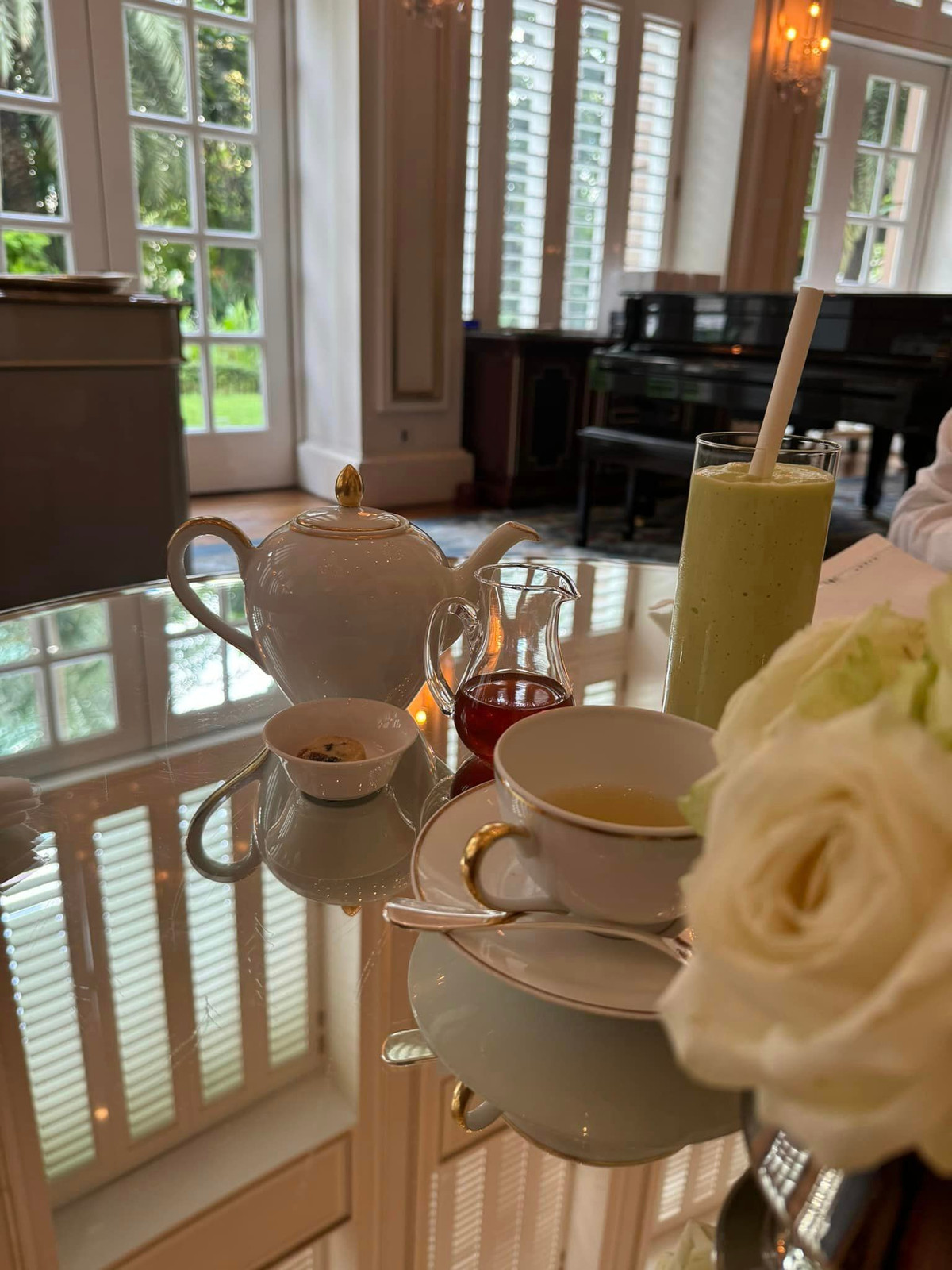 Người đẹp cũng cho lắp thang máy trong suốt bằng kính để tiện di chuyển giữa các tầng.