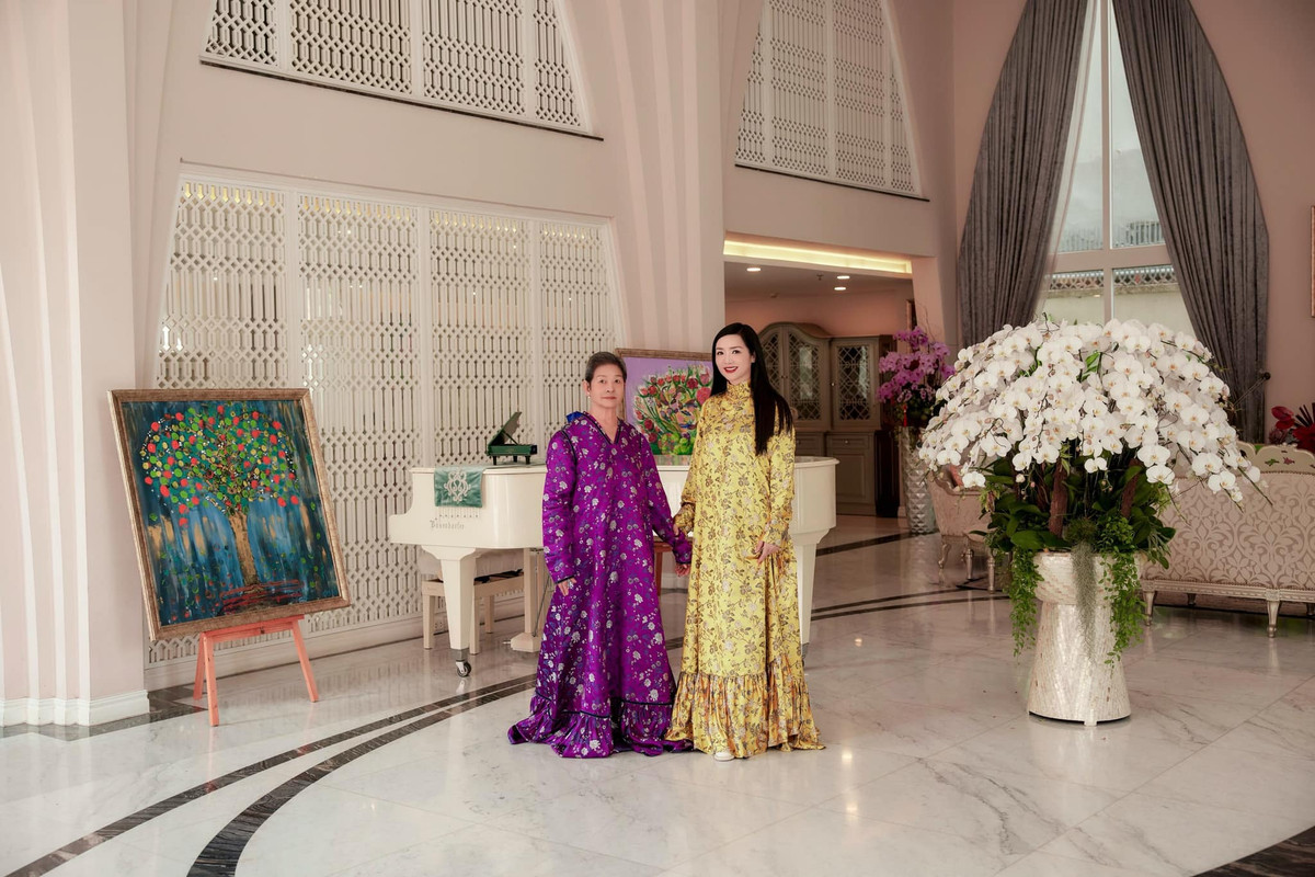 Điểm nhấn trong căn biệt thự là khu đại sảnh có sức chứa lên đến 200 người, nơi nàng hậu thường tổ chức các bữa tiệc cùng bạn bè.