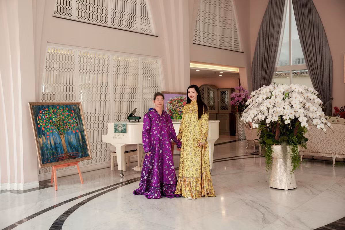 Điểm nhấn trong căn biệt thự là khu đại sảnh có sức chứa lên đến 200 người, nơi nàng hậu thường tổ chức các bữa tiệc cùng bạn bè.