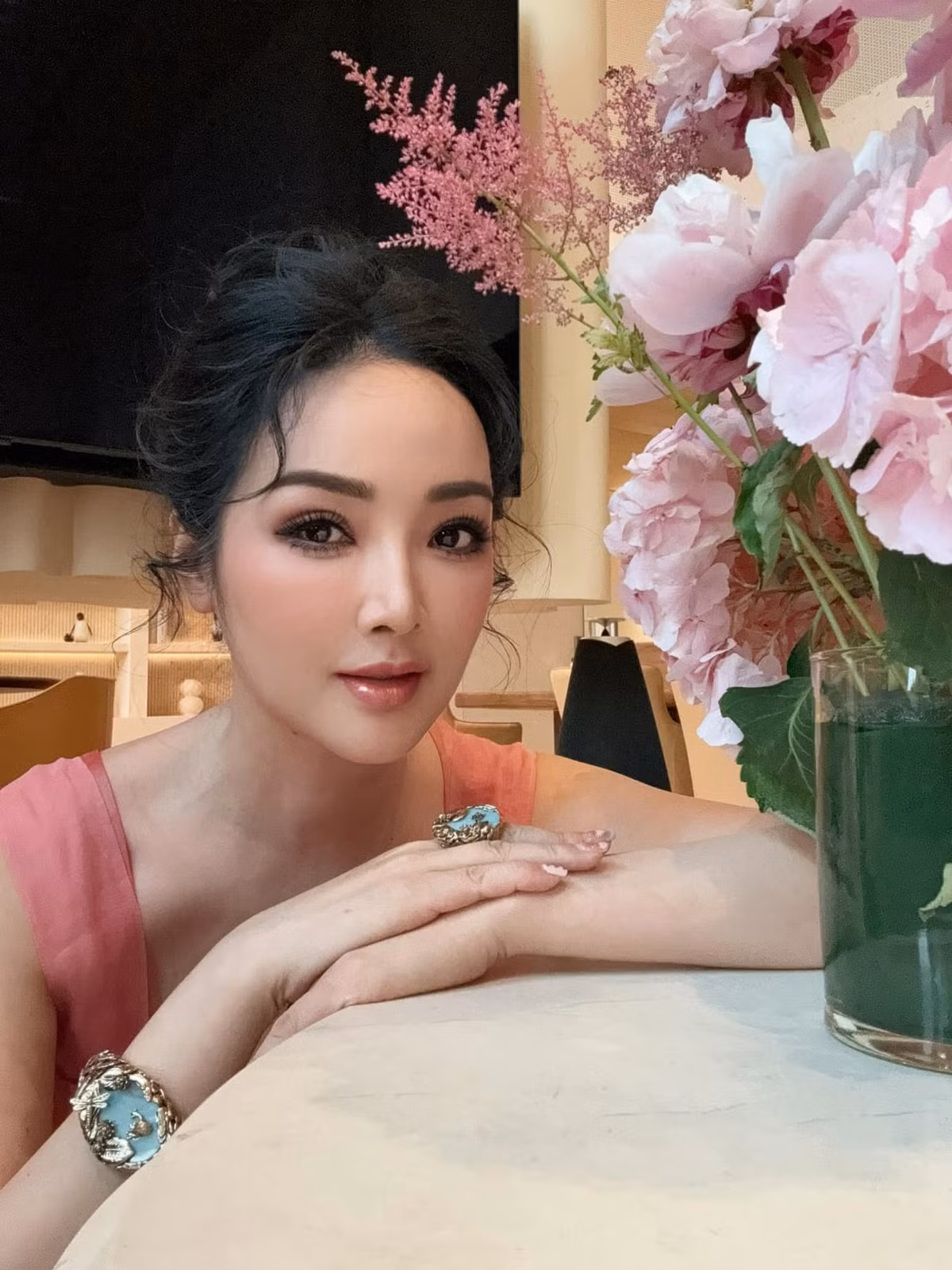 Thậm chí, nhiều người còn ví nàng hậu như "búp bê sứ" bởi nhan sắc không tỳ vết dù đã ở tuổi ngoài 50.