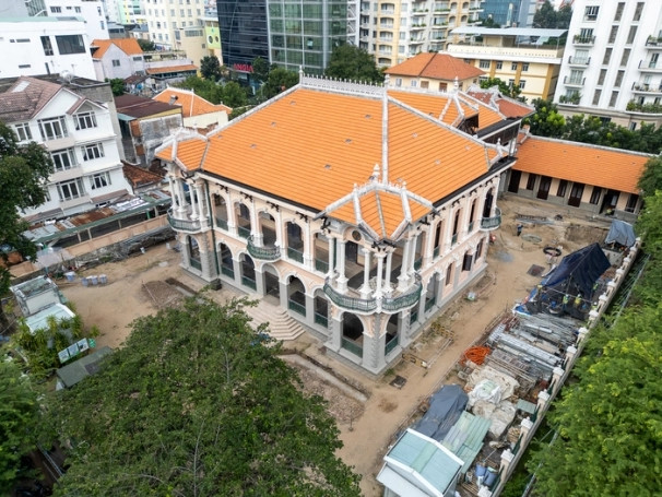 Đó là căn biệt thự cổ ở địa chỉ số 110-112 Võ Văn Tần (quận 3, TP HCM) đã tồn tại hơn 1 thế kỷ do hai cụ Đặng Kim Chi (sinh năm 1938) và Nguyễn Kim Sa Dang (sinh năm 1934) là chủ sở hữu. Ảnh: Vietnamfinance