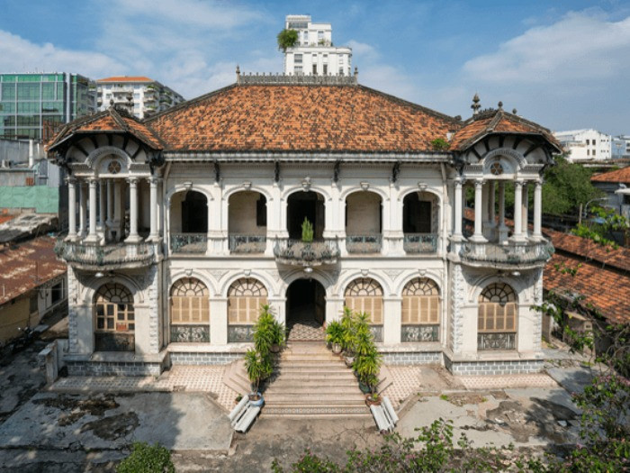 Ngoài ra, công trình còn có nhiều hạng mục phụ như nhà kho, mái che, sân vườn bao xung quanh. Ảnh: Nguoidothi