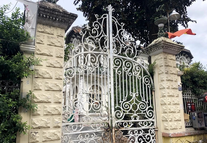 Cổng chính vào bên trong căn biệt thự. Ảnh: Người lao động