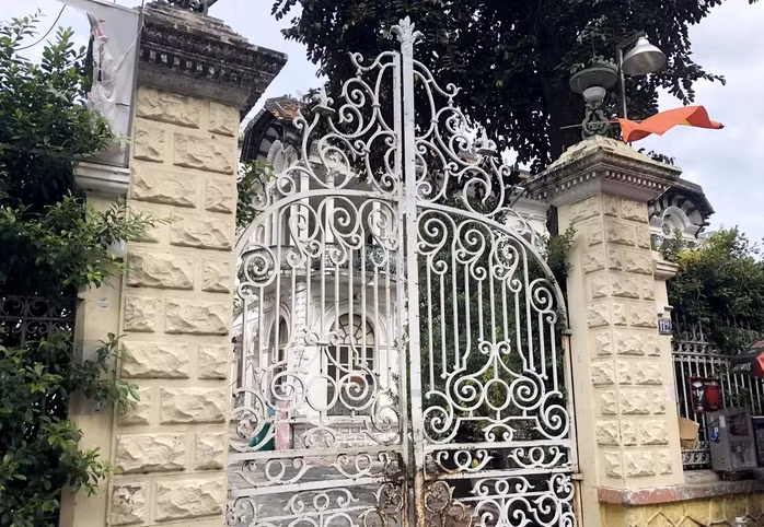 Cổng chính vào bên trong căn biệt thự. Ảnh: Người lao động