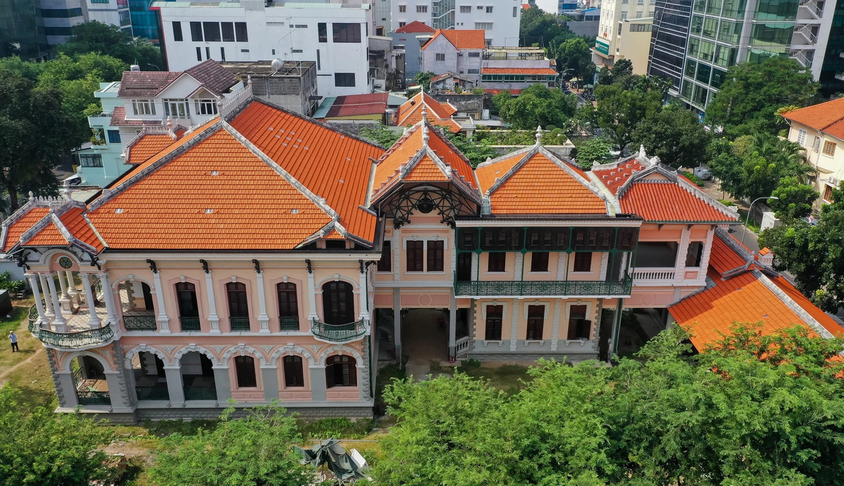 Được xây dựng trên khu đất 2.819m2 (44,3 x 66,5m) theo kiến trúc Pháp cổ, căn biệt thự gồm 2 tầng, 3 tòa nhà chính nằm ở trung tâm khuôn viên. Phần chính của ngôi nhà rộng 990m2, bao gồm 16 phòng. Ảnh: Dân trí