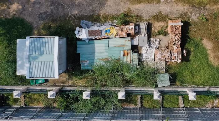 Tuy nhiên, khi gần hoàn thành thì dự án phải dừng thi công do bà Lan vướng vào vòng lao lý. Nhà thầu thi công xây dựng đã rút đi, công trình ngưng thi công từ đó đến nay. Ảnh: Dân trí