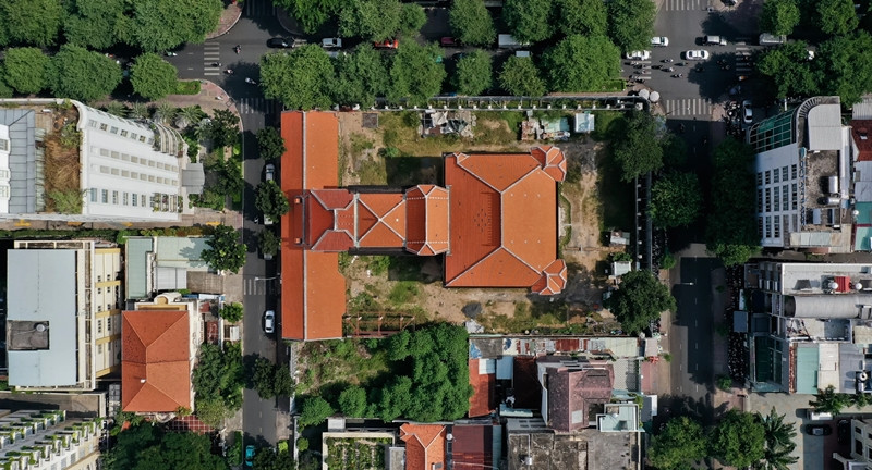 Năm 2013, khi thị trường bất động sản diễn ra sôi động, căn biệt thự này được rao bán với giá 47 triệu USD. Năm 2015, tập đoàn của bà Trương Mỹ Lan đã mua lại căn biệt thự này với giá trị 35 triệu USD (khoảng hơn 700 tỷ đồng theo tỷ giá giai đoạn đó). Ảnh: Dân trí