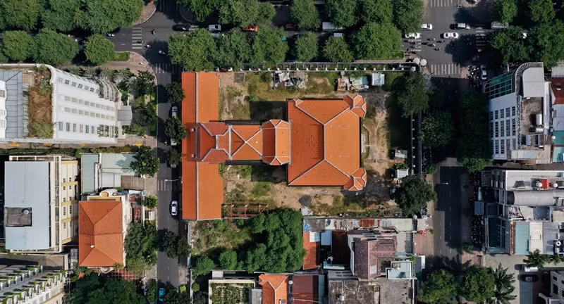 Năm 2013, khi thị trường bất động sản diễn ra sôi động, căn biệt thự này được rao bán với giá 47 triệu USD. Năm 2015, tập đoàn của bà Trương Mỹ Lan đã mua lại căn biệt thự này với giá trị 35 triệu USD (khoảng hơn 700 tỷ đồng theo tỷ giá giai đoạn đó). Ảnh: Dân trí