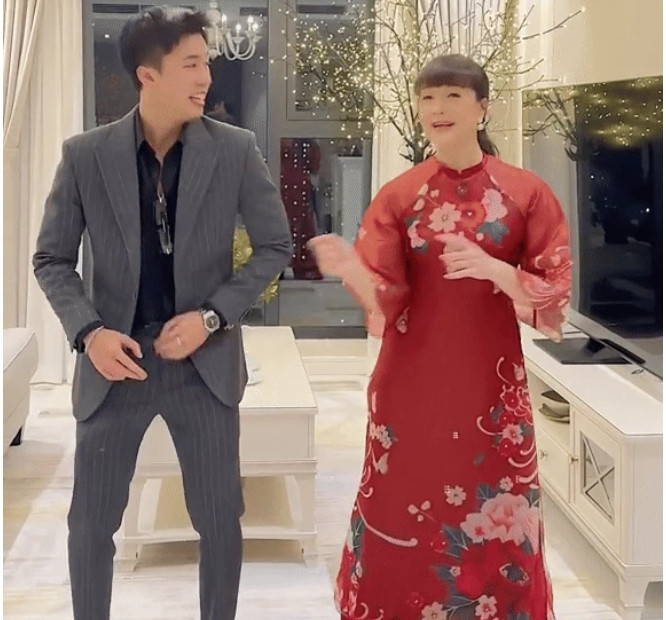 Mới đây, trên trang cá nhân, nghệ sĩ Vân Dung chia sẻ clip đu trend nhảy vui vẻ với con trai, qua đó hé lộ không khí Tết tại nhà.