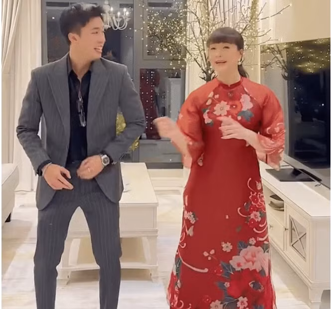 Mới đây, trên trang cá nhân, nghệ sĩ Vân Dung chia sẻ clip đu trend nhảy vui vẻ với con trai, qua đó hé lộ không khí Tết tại nhà.