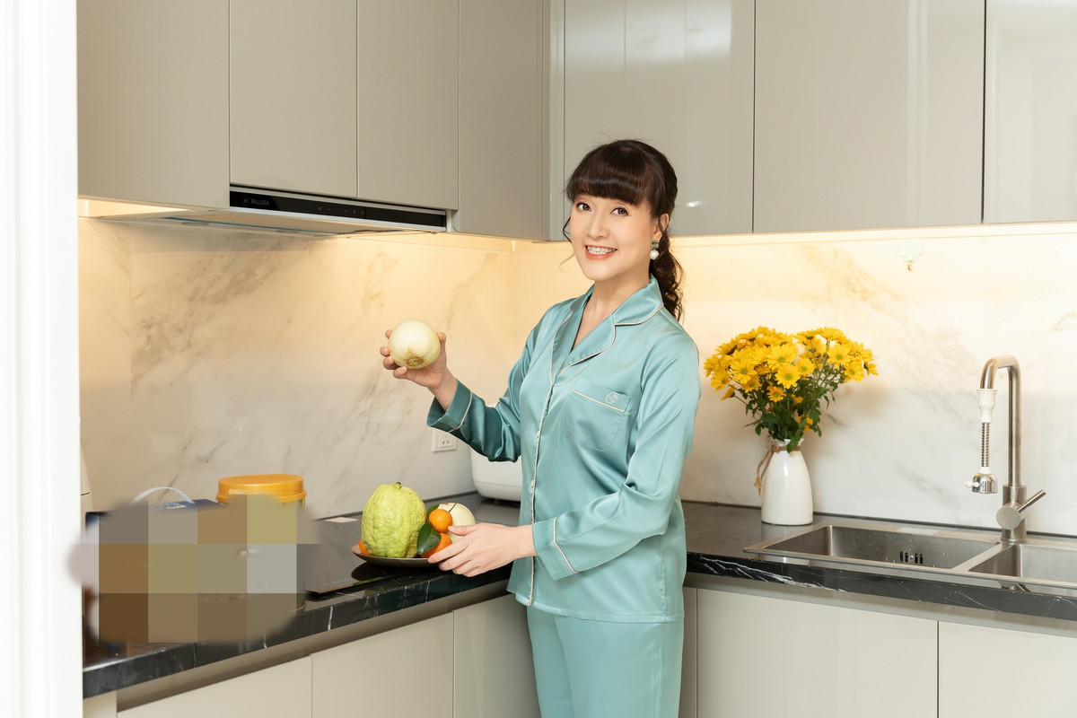 Khu bếp cũng có gam màu trắng tinh tế.