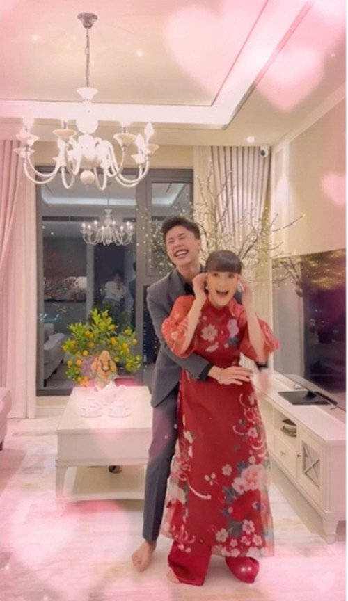 Căn hộ của nghệ sĩ Vân Dung nằm trong một khu chung cư cao cấp ở Hà Nội, có tông màu trắng chủ đạo.