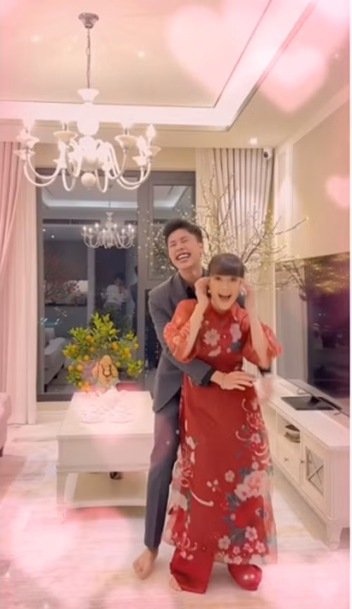 Căn hộ của nghệ sĩ Vân Dung nằm trong một khu chung cư cao cấp ở Hà Nội, có tông màu trắng chủ đạo.