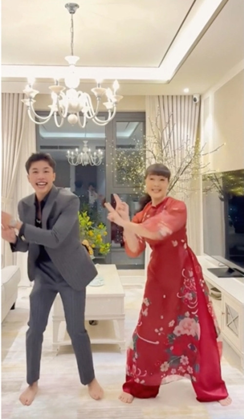 Dù chưa đến Tết nhưng nữ nghệ sĩ đã đặt một chậu quất nhỏ trên bàn tiếp khách. Ở góc nhà là chiếc đèn led hình cây, vừa tạo nên không khí lễ hội vừa tạo cảm giác ấm cúng.