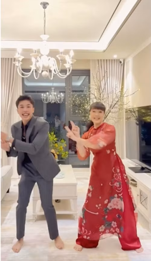 Dù chưa đến Tết nhưng nữ nghệ sĩ đã đặt một chậu quất nhỏ trên bàn tiếp khách. Ở góc nhà là chiếc đèn led hình cây, vừa tạo nên không khí lễ hội vừa tạo cảm giác ấm cúng.