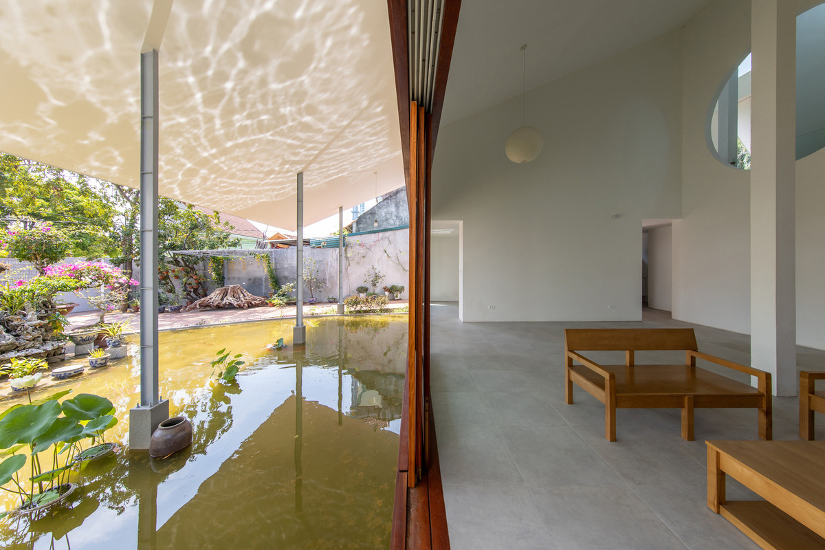 Bờ sông rộng lớn về phía Nam không chỉ mang lại hiệu ứng thị giác ấn tượng mà còn ổn định vi khí hậu trong nhà, ấm áp vào mùa đông và mát mẻ vào mùa hè.