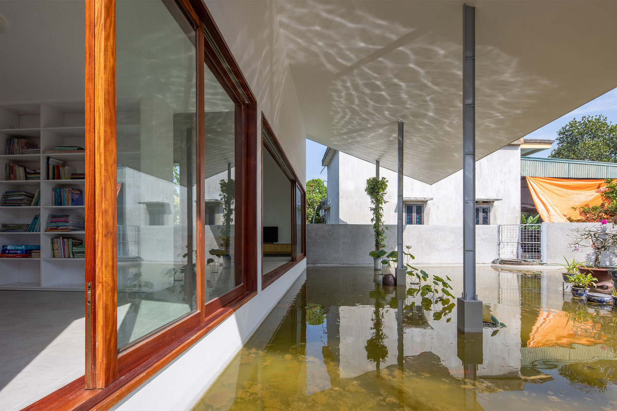 So với tổ hợp ở cũ cấu trúc nhà ở phát triển theo dạng chữ L xoay quanh không gian sinh hoạt chung thì ở thiết kế mới, không gian phụ được tổ chức gọn gàng, hợp lý hơn.