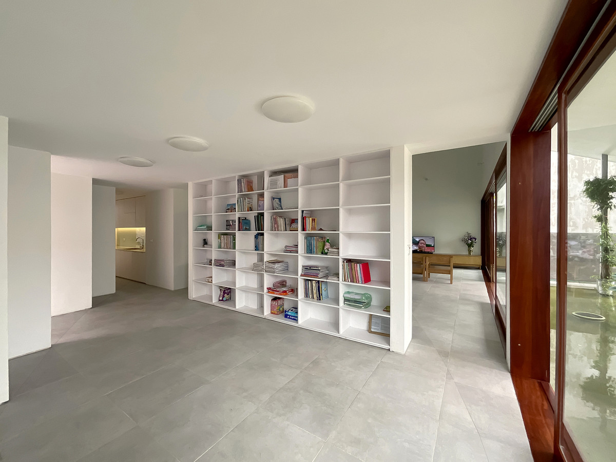 Tường ngăn với một mặt được sử dụng làm tủ đựng đồ.