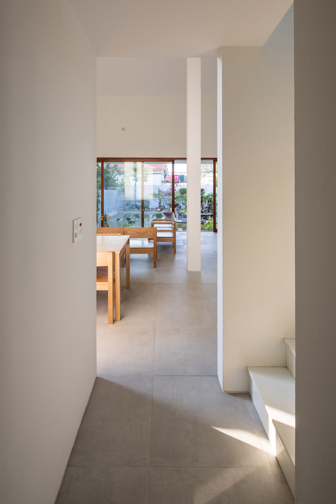 Với mái ngói lớn, nhiều lớp cách nhiệt và cửa ra vào, cửa sổ tỷ lệ hợp lý, không gian bên trong nhà đủ sáng hoặc đủ tối, mang lại sự thoải mái, riêng tư.