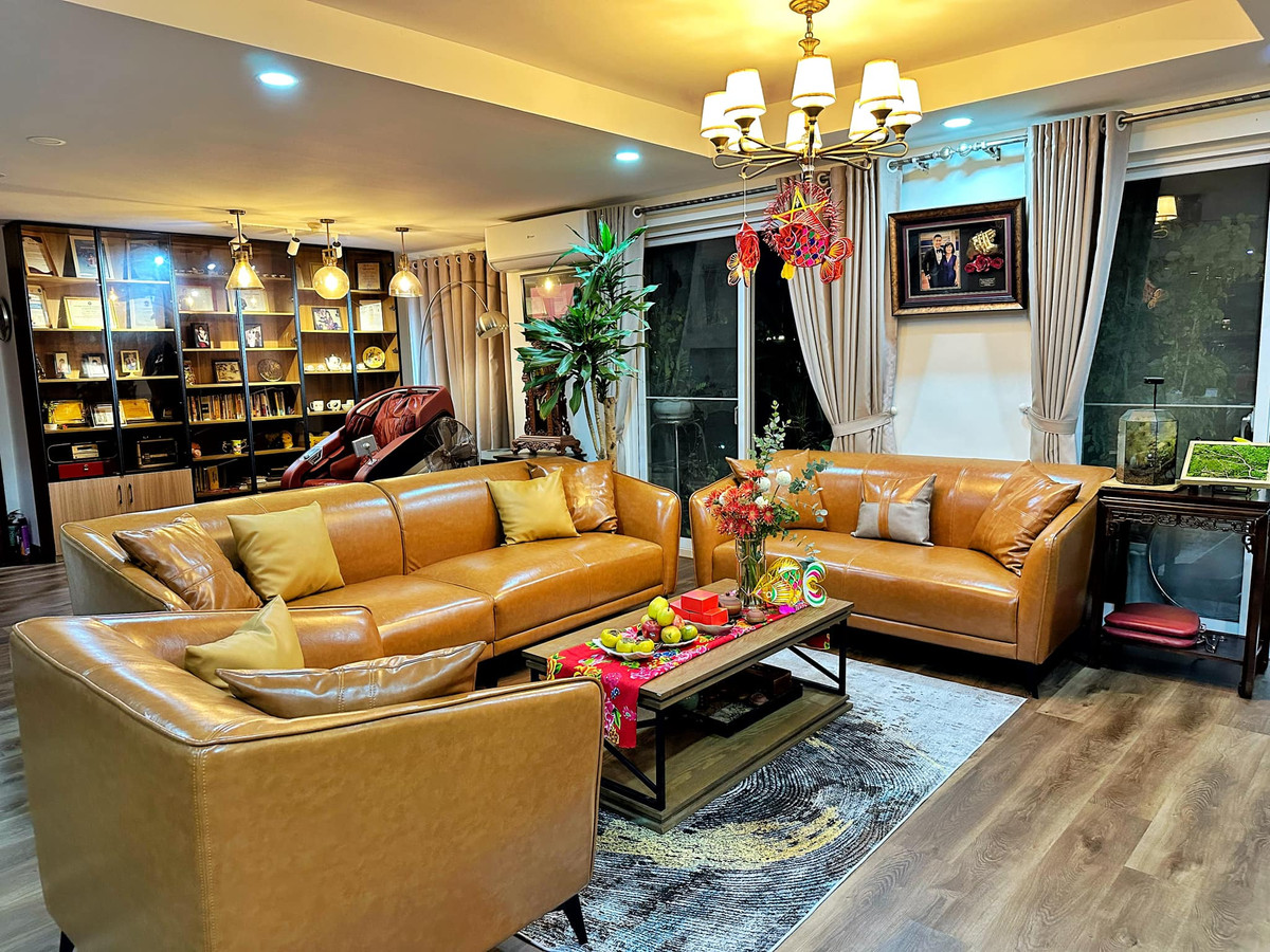 Sau nhiều năm tích cóp, MC Nguyên Khang sở hữu khối tài sản khủng với nhiều nhà hàng trải dài từ Phú Quốc đến TP HCM. Nam MC hiện sống trong một căn hộ cao cấp ở quận 3 (TP HCM). Ảnh: FB Nguyên Khang