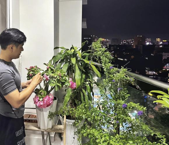 Ban công trồng nhiều cây xanh và hoa đua nhau khoe sắc. Ảnh: FB Nguyên Khang
