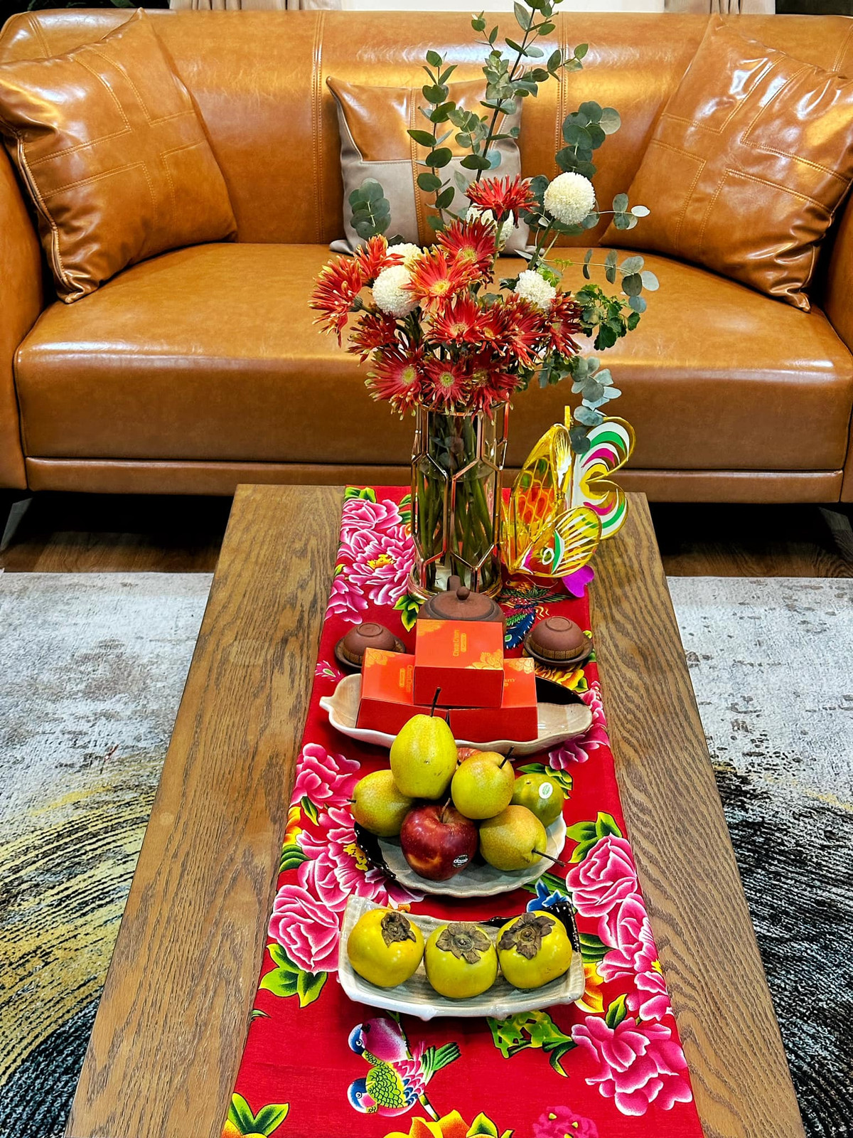 Không cầu kỳ, xa hoa, nam MC chỉ bày đĩa hoa quả, bánh trung thu cùng ấm trà và bình hoa tươi trong phòng khách. Ảnh: FB Nguyên Khang