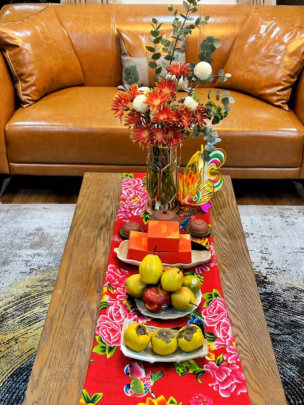 Không cầu kỳ, xa hoa, nam MC chỉ bày đĩa hoa quả, bánh trung thu cùng ấm trà và bình hoa tươi trong phòng khách. Ảnh: FB Nguyên Khang